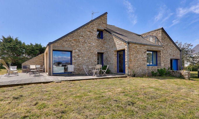 Saint-Jacques Ski Chalet | Sea view and direct beach access for 11 people