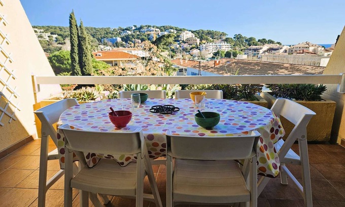 Saint-Mandrier-sur-Mer Apartment | Sea view at the heart of the village, Access to Marina, beaches .