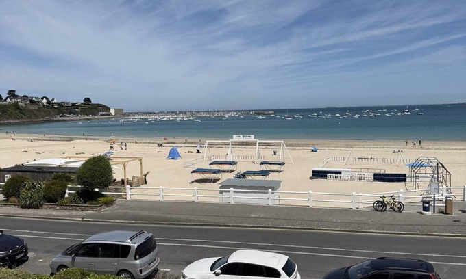 Saint-Cast-le-Guildo Apartment | Sea View et Relaxation Await – 1-Bedroom Apartment for 2–4 Guests