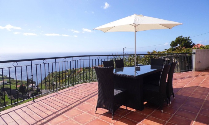 Estreito da Calheta House | sea view everywhere in the house