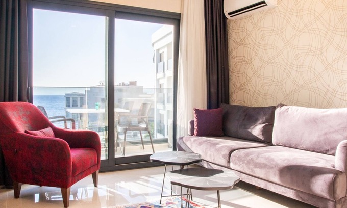 Kadnlar Denizi Mahallesi Apartment | Sea View Flat w Pool 1 min to Beach in Kusadasi