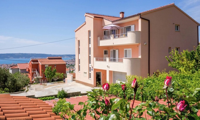 Kastel Stari Apartment | Sea-View Retreat, Kastel