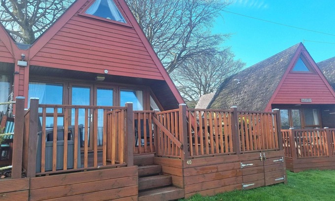 Great Mongeham Ski Chalet | SEA VIEWS at Coastal chalet in Kingsdown Park with pool & tennis court onsite.