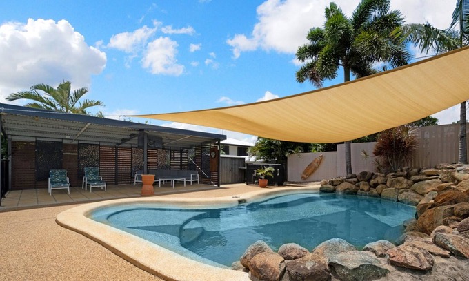 Barlows Hill House | Sea views & resort style pool - just 500m to beach