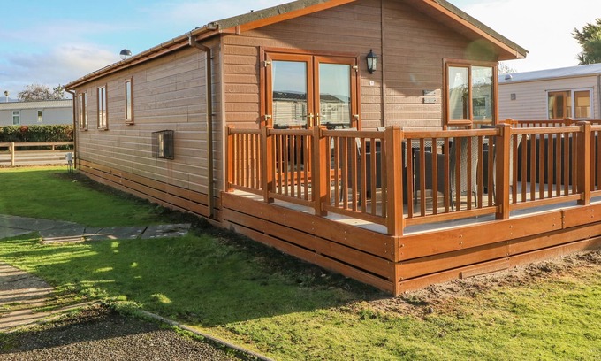 Morfa Bychan Cabin | SEABREEZE LODGE, family friendly, with a garden in Porthmadog