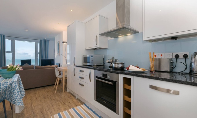 St Ives Apartment | SeaCrest 1 - Contemporary Split Level Apartment With Views over Porthmeor Beach – Sleeps 6 – Parking