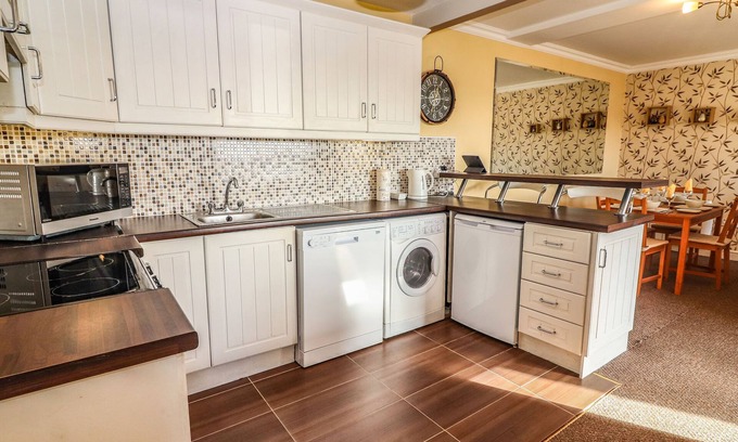 Kilkee Cottage | SEAFORTH, pet friendly, with a garden in Kilkee, County Clare