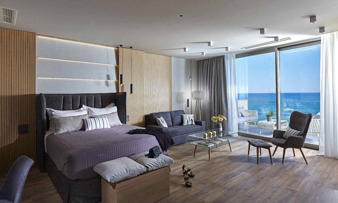 Hersonissos Centre Apartment | Seafront Apt Studio with Seaview, infinity pool, beachfront