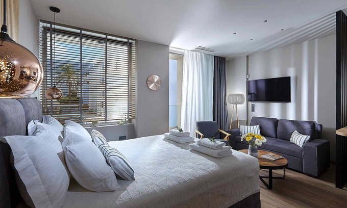 Hersonissos Centre Apartment | Seafront Apt,central & quiet, infinity pool next to the sea