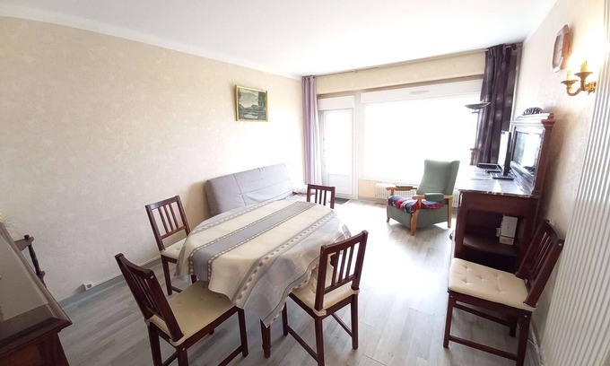 Berck-sur-Mer Apartment | Seafront Apartment with Terrace - 2 Bedrooms, Pets Allowed