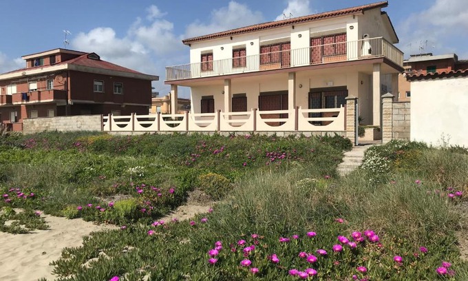 Torvaianica Villa | Seafront apartment in Villa , near Rome