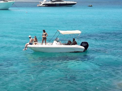 Pervolia House | SEAFRONT BEACH PARTY VILLA