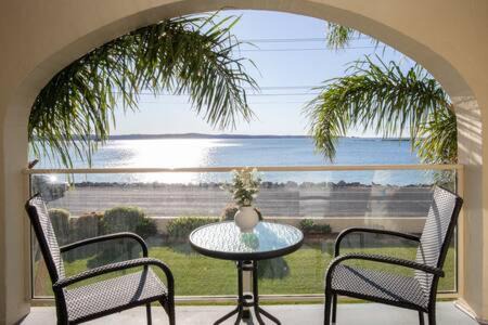 Batehaven Apartment | Seafront Getaway Studio, Great Location with Pool
