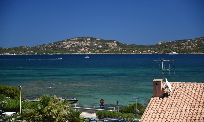 La Conia House | Seafront house with garden