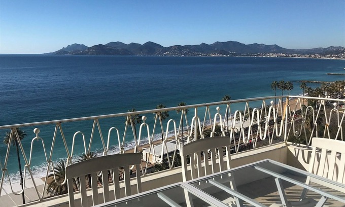 Le Suquet Apartment | Seafront, panoramic view of Cannes bay, top floor terrace