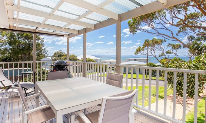 Currarong House | Seahaven - Pet Friendly with Ocean Views- 2 Mins to Beach