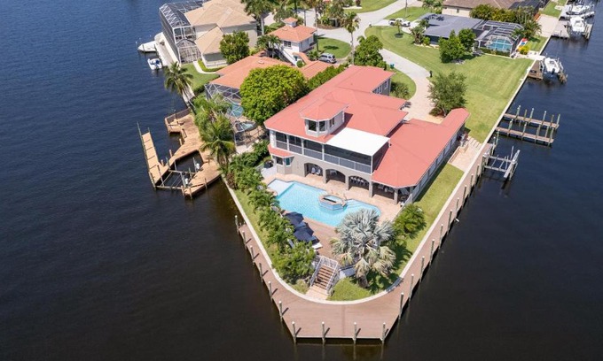 Caloosahatchee House | Seahawk by AvantStay Private Dock 4K SQ FEET w Pool Hot Tub Lookout Tower