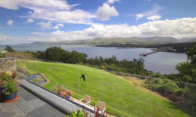 Menai Bridge Apartment | Seascape at coed y berclas