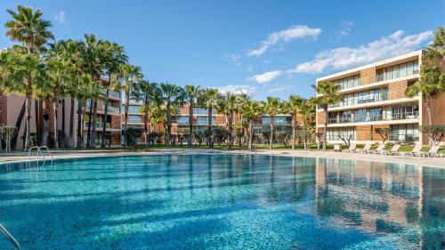 Salgados Apartment | Seaside 3BDR Flat in Salgados with Pool by LovelyStay