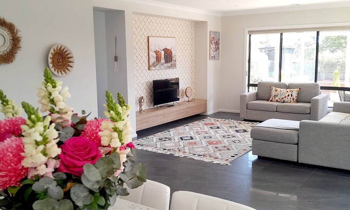 Cowes House | Seaside Boho - Family sized retreat with a big backyard! 10 mins from the beach!