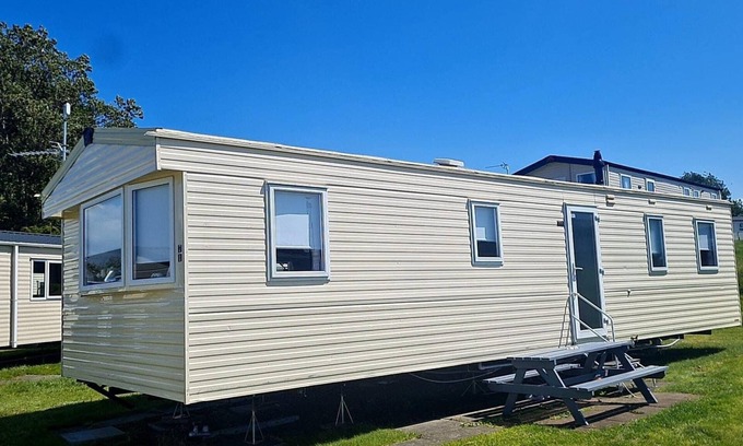 Ayr Ski Chalet | Seaside Caravan Retreat in Craig Tara