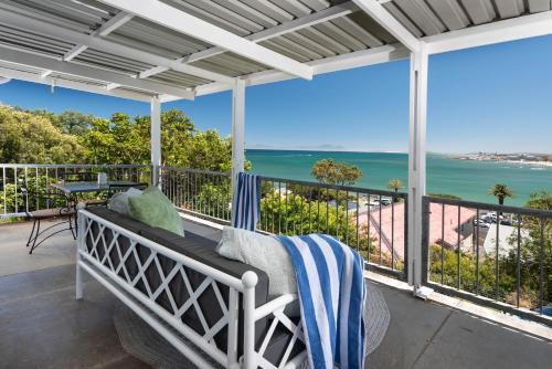 Gordons Bay Central House | 'Seaside Cottage', Sleeps 4 with a 3 minute walk from the beach!