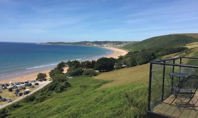 Putsborough Apartment | Seaside Escape – Luxury 2-Bed Apartment at Putsborough Beach with Heated Pool