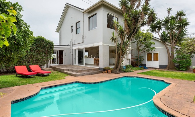 Milnerton House | Seaside Family Haven|Stunning Table Mountain View
