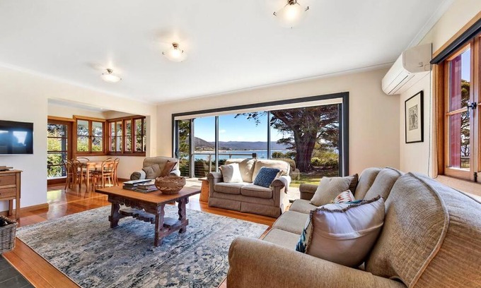 Bicheno House | Seaside House - On Waubs Bay!