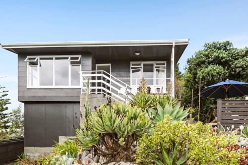 Waikanae House | Seaside House - Waikanae Beach Bach