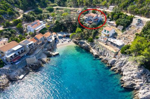 Gdinj Apartment | Seaside secluded apartments Cove Pobij, Hvar - 7506
