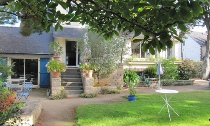 Carnac House | Seaside villa, 100 m from the beach, large garden, 3-star rating