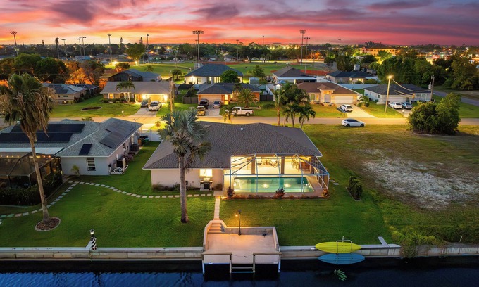 Fort Myers Villa | Seaside Villa Cape Place - quiet,south facing, kayaks and grocery stores nearby.