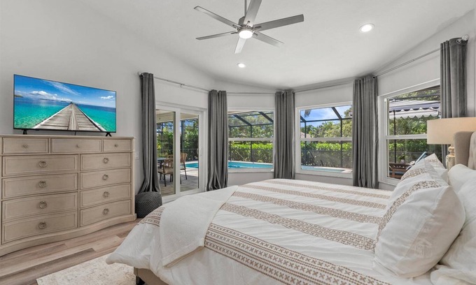 Bee Ridge House | Seasonal Retreat Near Sarasota's Best Attractions !