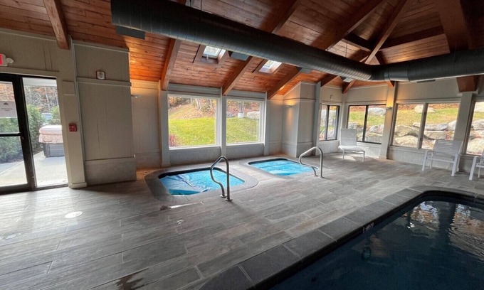 West Dover Condo | Seasons- 2bed, Ski on/off, clubhouse access