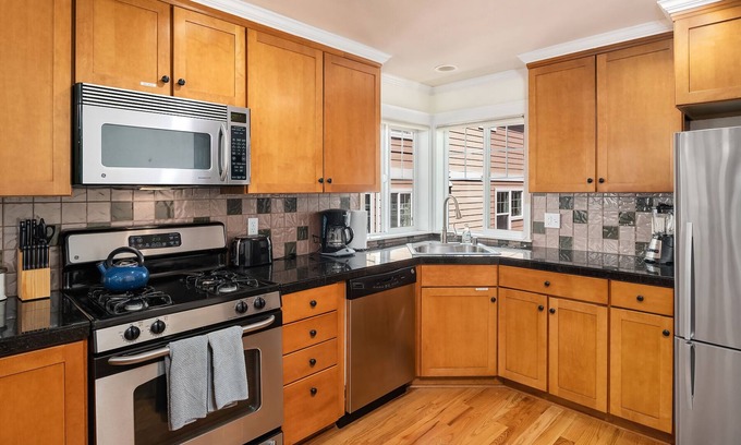 Minor House | Seattle Vacation Home: Berlin Wall - Sparkling Clean in PRIME location! Decks & Upscale Kitchen
