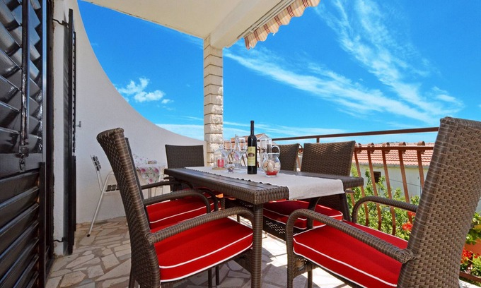 Rogoznica Apartment | Seaview Apt, 80 meters to beach, crystal clear sea, 3 bedroom apartment, BBQ