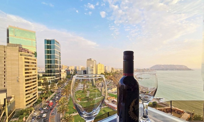 Miraflores Apartment | Seaview balcony King Pacific Ocean Larcomar