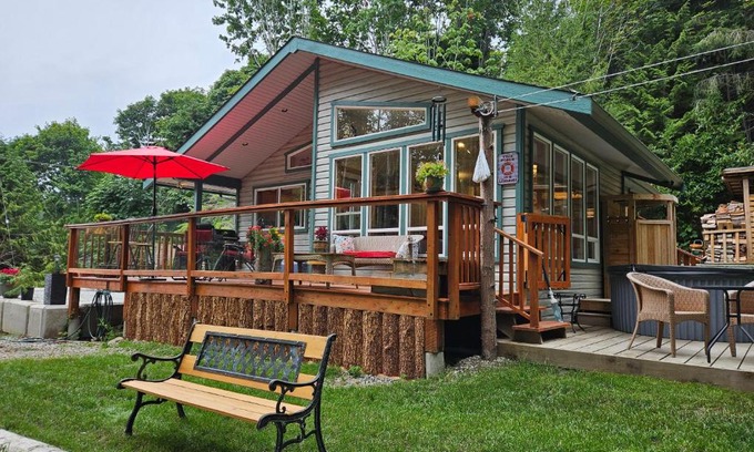 West Sechelt House | SeaView Getaway Luxury Cottage Rental, minutes from Wakefield Beach or downtown Sechelt