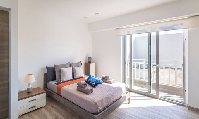 Bugibba Apartment | Seaview penthouse in charming San Pawl il-Baħar with AC