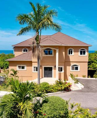 Whitehouse House | Seaview Penthouse Retreat 4 Beds 3 Baths Stay