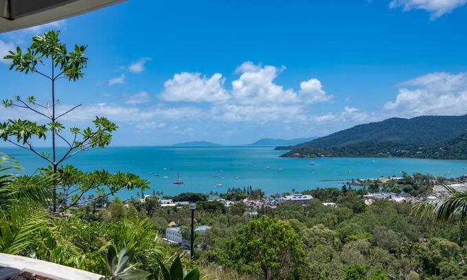 Airlie Beach Apartment | Seaview retreat