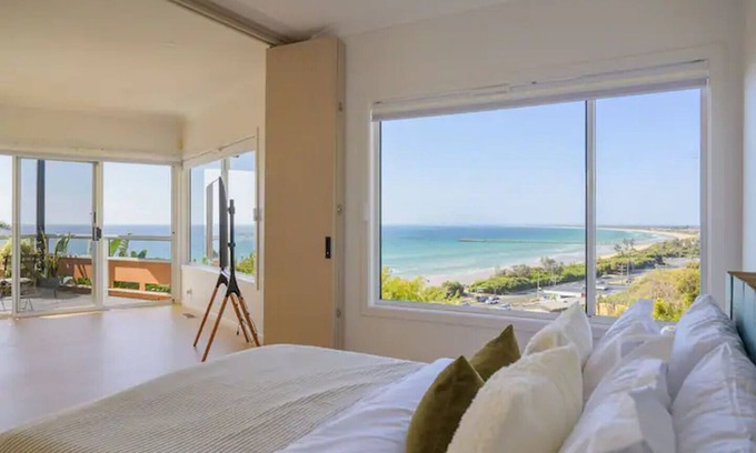 Frankston House | Seaview Sanctuary at the Beach- Watch city skyline and beach from everyroom