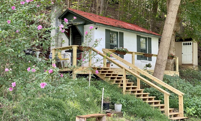 Shepherdstown Cabin | ❤️ Secluded 1940s Romantic Tiny House on the River