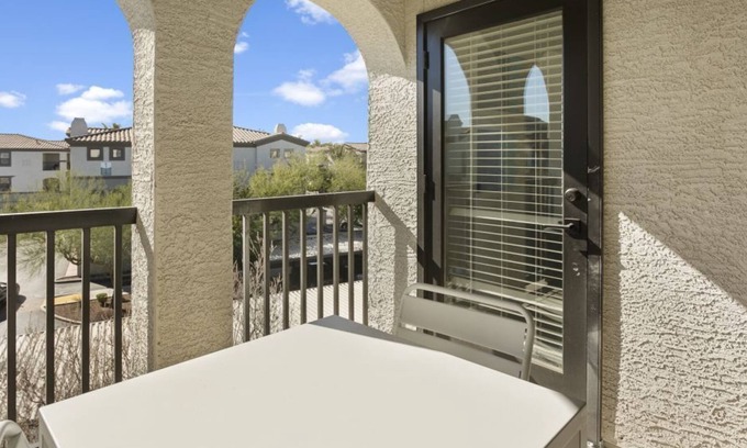 Glendale Sports and Entertainment District House | Secluded 1BR Condo w Pool Ideal for Couples in Zone Luxe