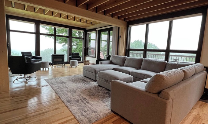 Wentworth House | Secluded 4BR house on 200 acres, stunning mountain and valley views, WiFi & AC