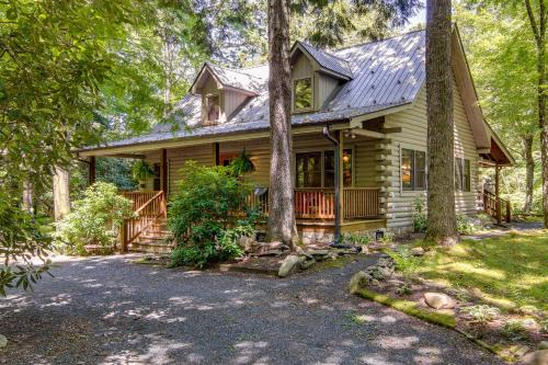 Burnsville House | Secluded and Rustic Cabin on South Toe River!