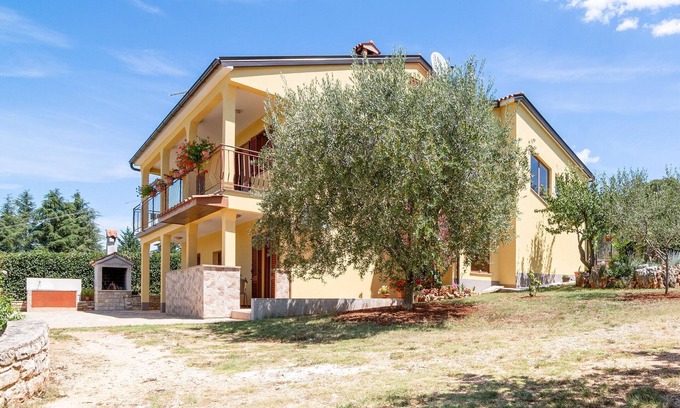 Kukci Apartment | Secluded Apartment in Poreč with Garden