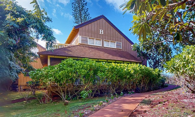 Maunaloa Condo | Secluded & Breezy Condo near the Ocean w/Free WiFi, Shared Outdoor Pool & Grills