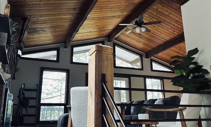 East Stroudsburg Cabin | Secluded Cabin Getaway I Hot tub, Firepit, Kayaks and more!